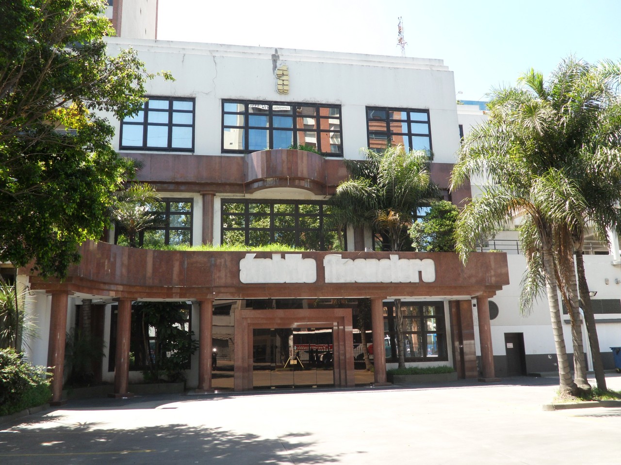 Wikipedia / Ámbito Financiero (es)