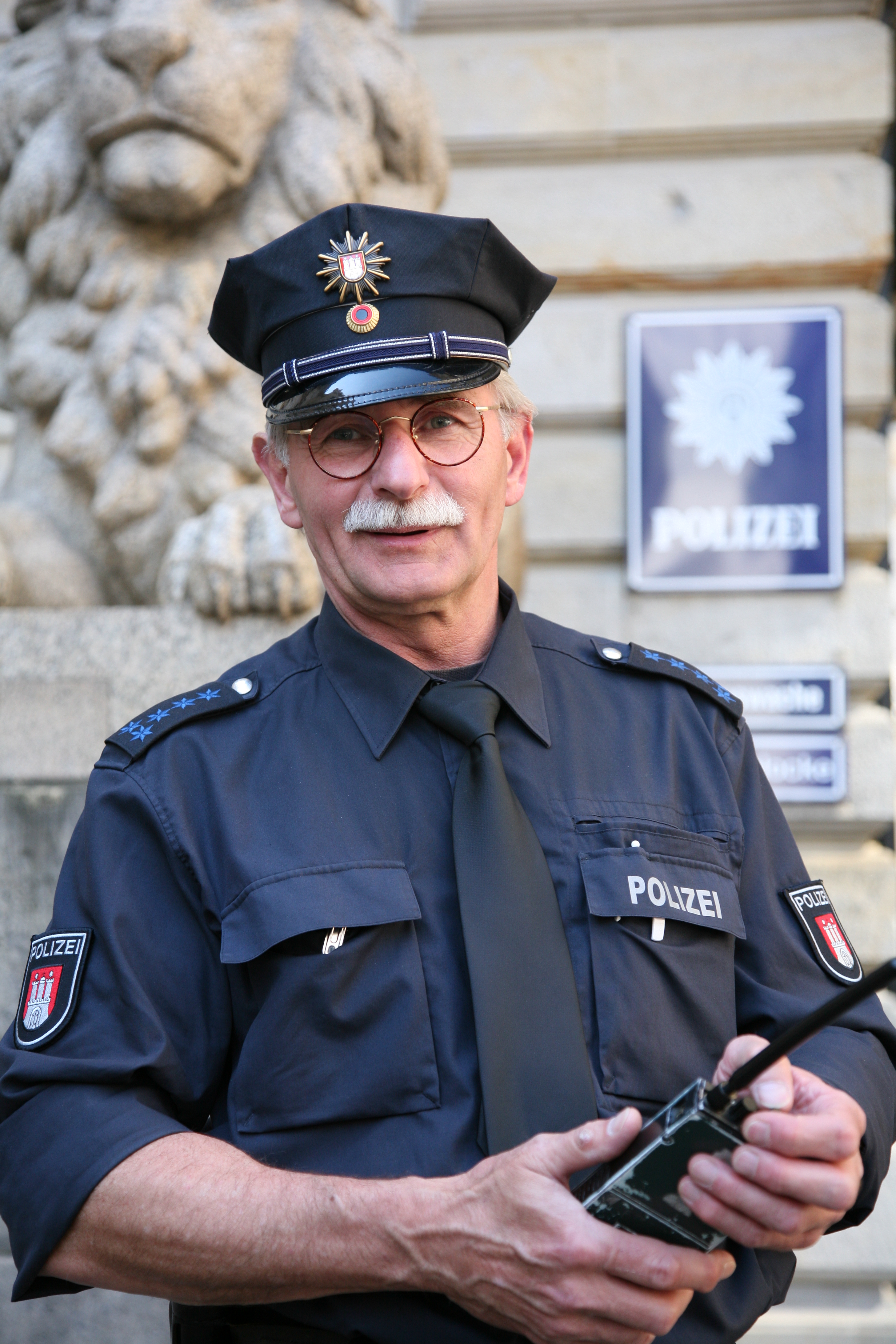 Wikipedia / Policía (es)