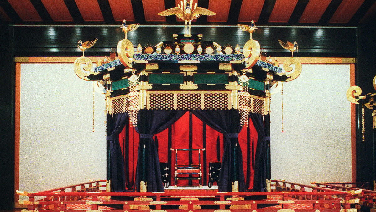 Wikipedia / Trono del Crisantemo (es)