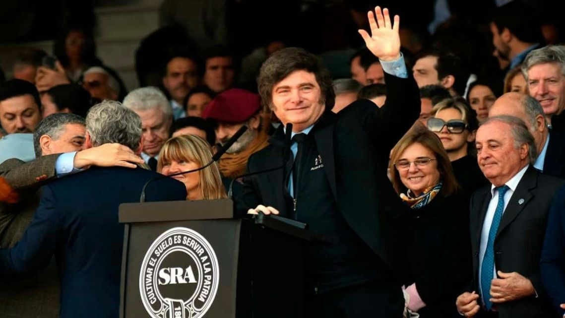 El campo presionó a Milei por retenciones en la Rural sin obtener anuncios concretos
