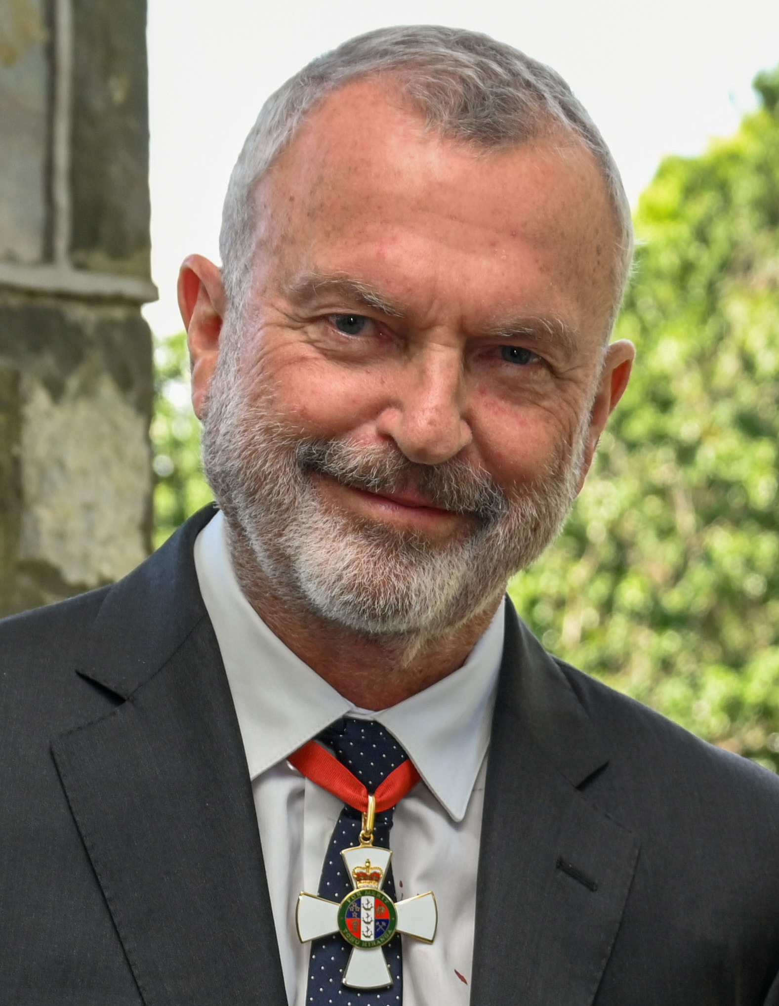 Wikipedia / Sam Neill (es)