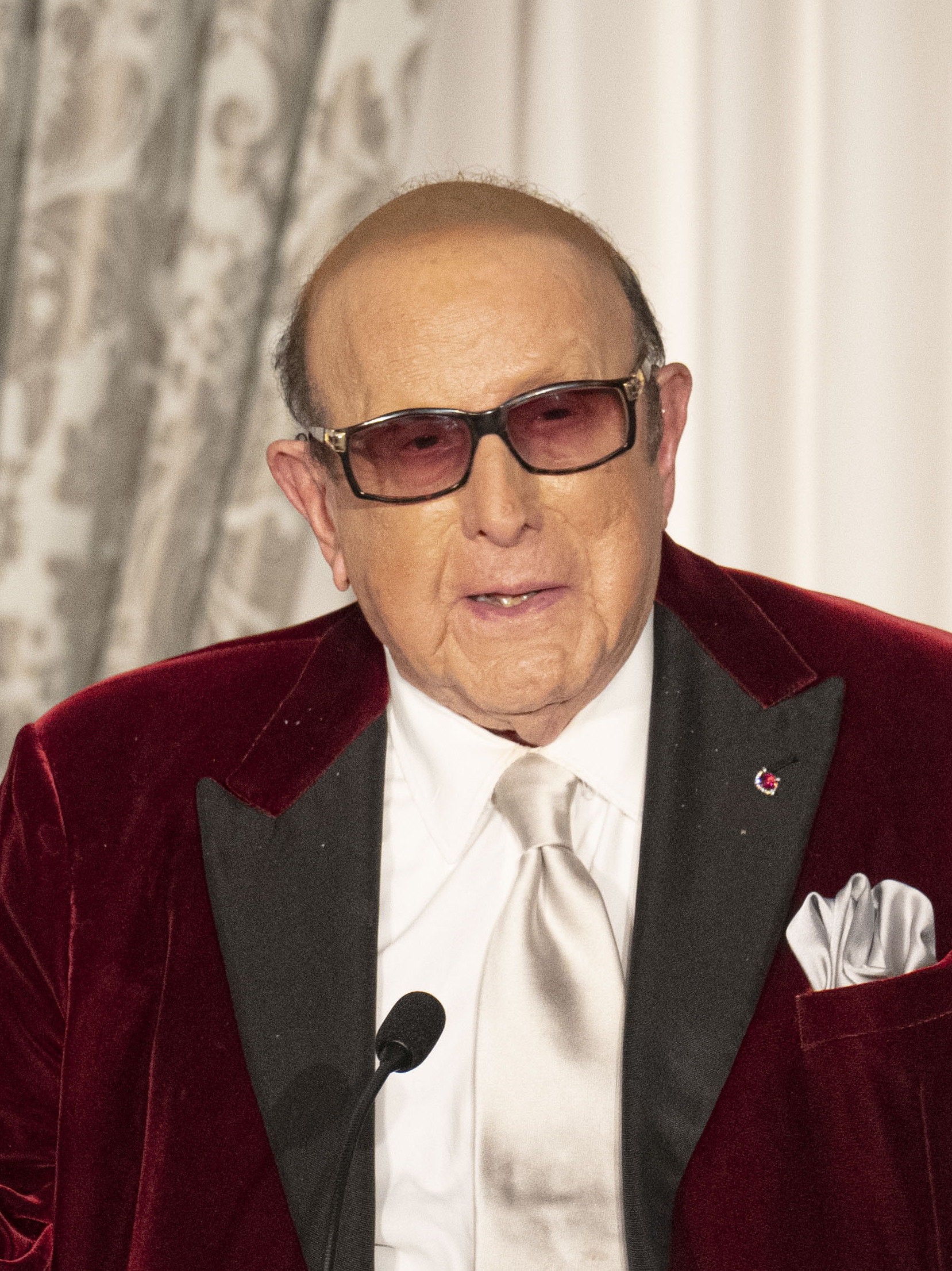 Wikipedia / Clive Davis (es)
