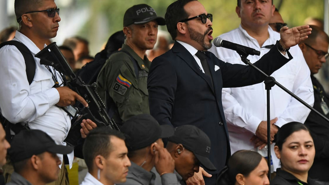 Presidente electo de Colombia anuncia cierre de 14 embajadas y consulados para reducir gastos