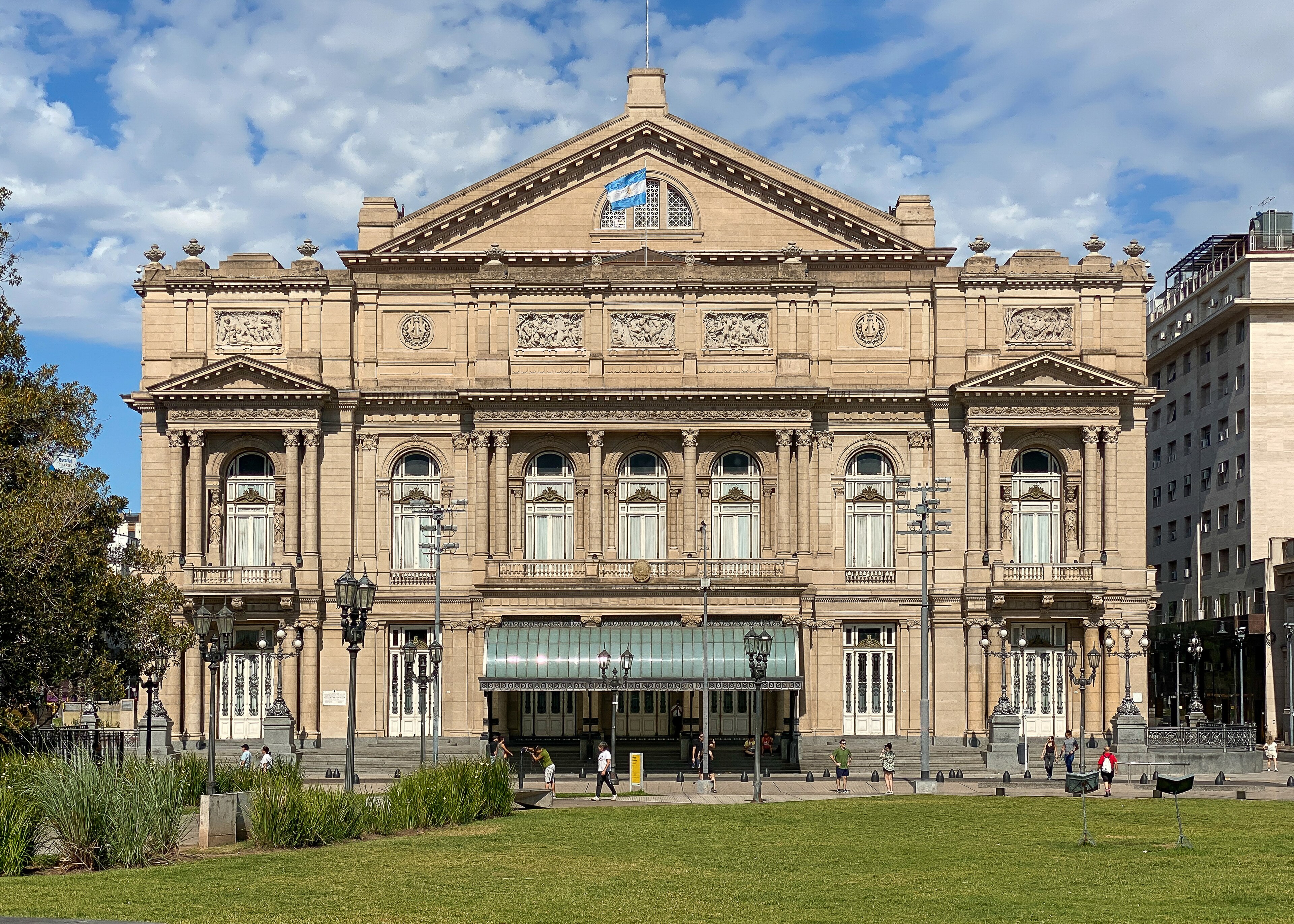 Wikipedia / Teatro Colón (es)