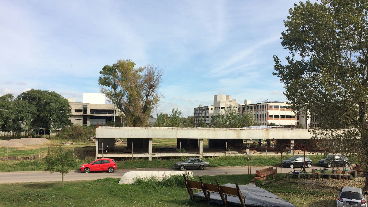 Wikipedia / Universidad Nacional de Rosario (es)