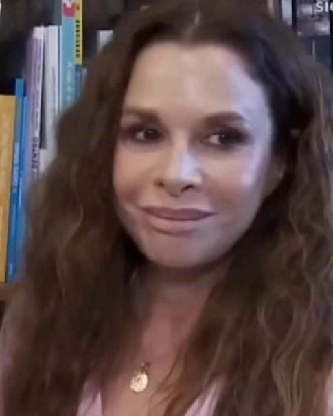 Wikipedia / Julieta Ortega (es)