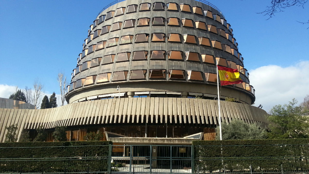 Wikipedia / Tribunal constitucional (es)